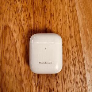 Apple AirPods 2nd Gen Charging Case with Wireless Charging Used to Evaluate